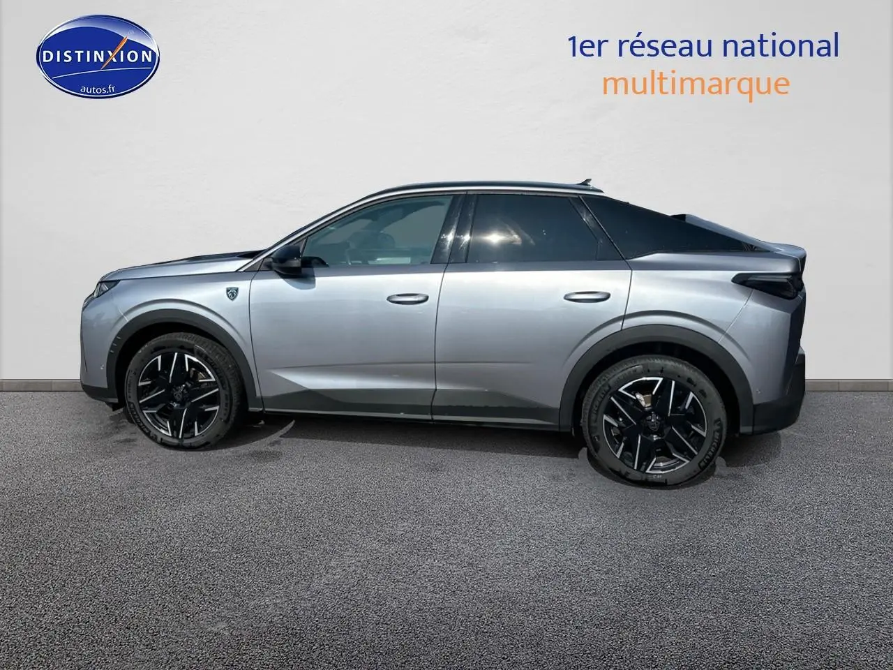 Peugeot 3008 gris Artense en profil droit, avec toit noir et jantes alliage noires distinctives.