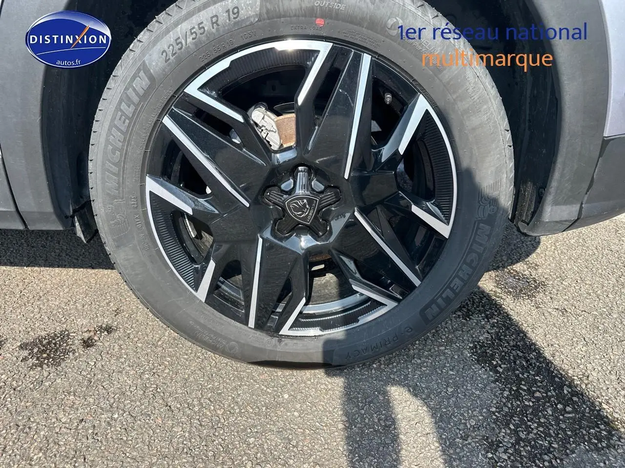 Gros plan sur la jante alu noire et argentée du côté avant droit d’un Peugeot 3008 gris Artense.