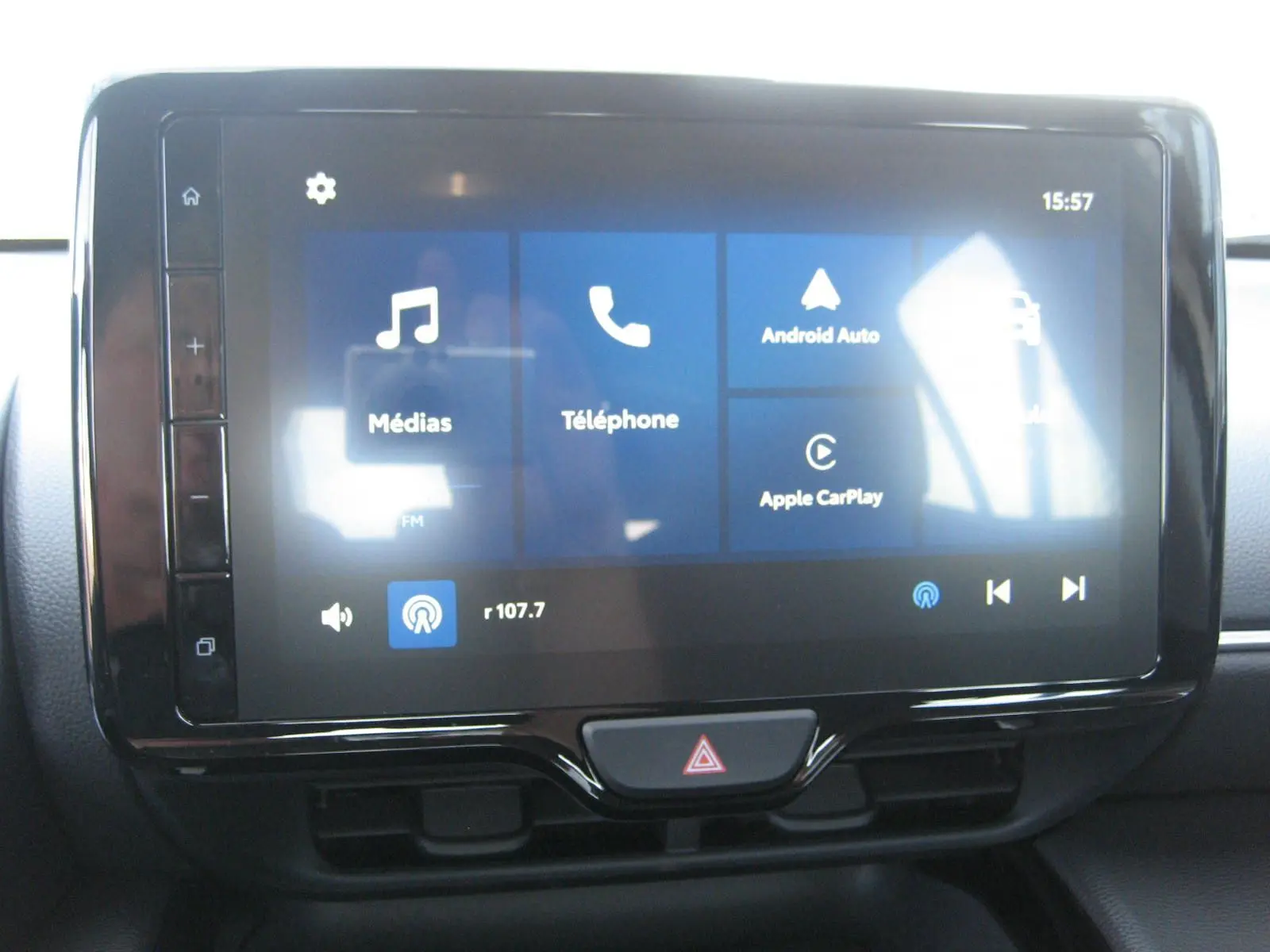 Écran tactile central de la Toyota Yaris Cross blanc, affichant les options médias, téléphone, Android Auto et Apple CarPlay.