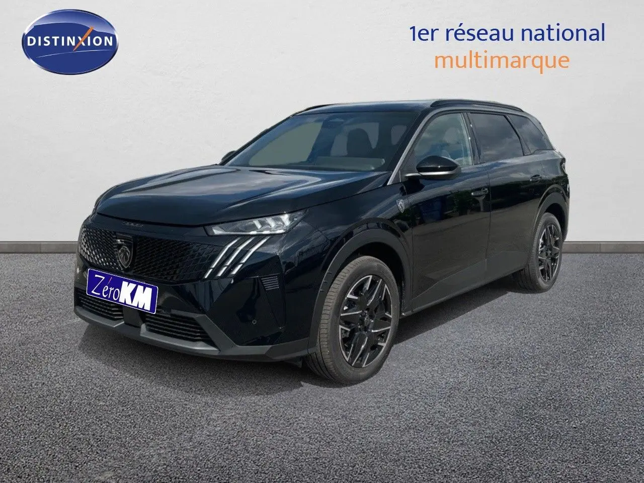 Peugeot 5008 Hybrid 136ch GT noir perle métal en 3/4 avant droit, avec jantes noires et calandre distinctive.