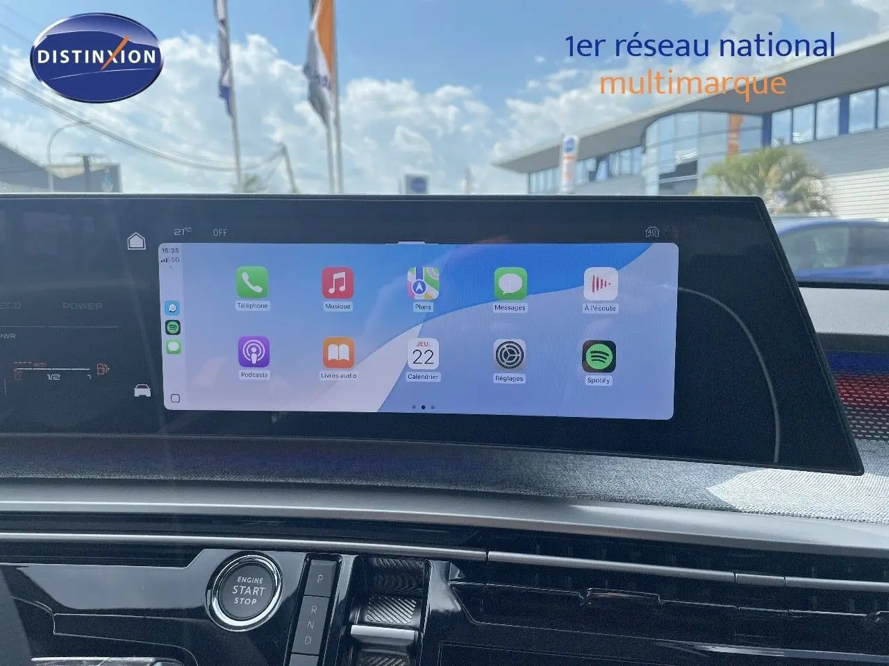 Écran tactile central affichant les applications connectées dans l'habitacle d'un Peugeot 5008 noir perle 2025.