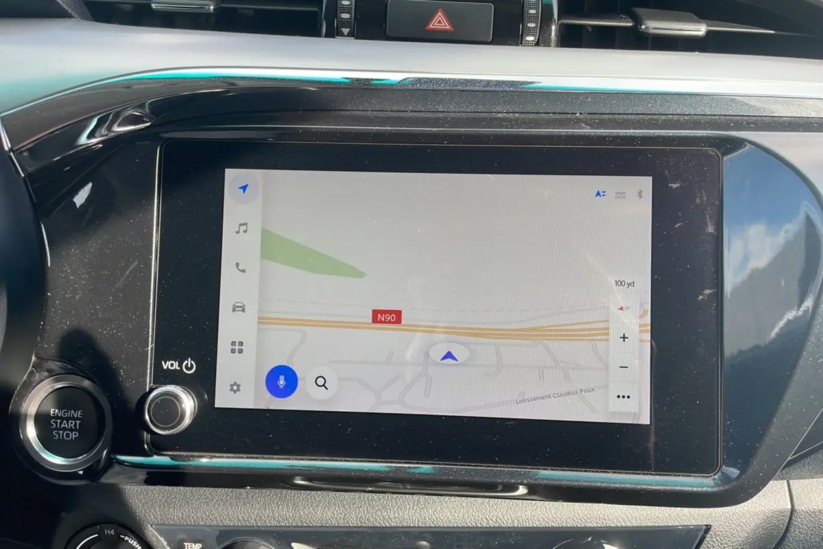 Écran tactile central avec navigation GPS dans l'habitacle du Toyota Hilux 4x4 gris acier 2025.