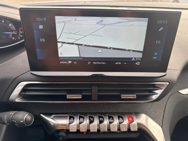 Écran tactile central du tableau de bord du Peugeot 3008 gris Artense, affichant la navigation GPS en vue frontale.
