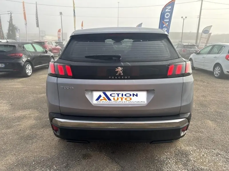 Vue arrière d'un Peugeot 3008 gris Artense avec feux arrière LED caractéristiques et bande noire brillante sur le hayon.