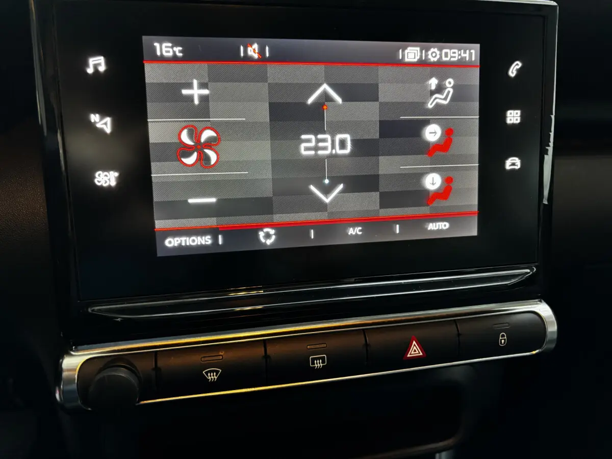 Écran tactile central du tableau de bord du Citroën C3 Aircross 2021 affichant la climatisation à 23°C.