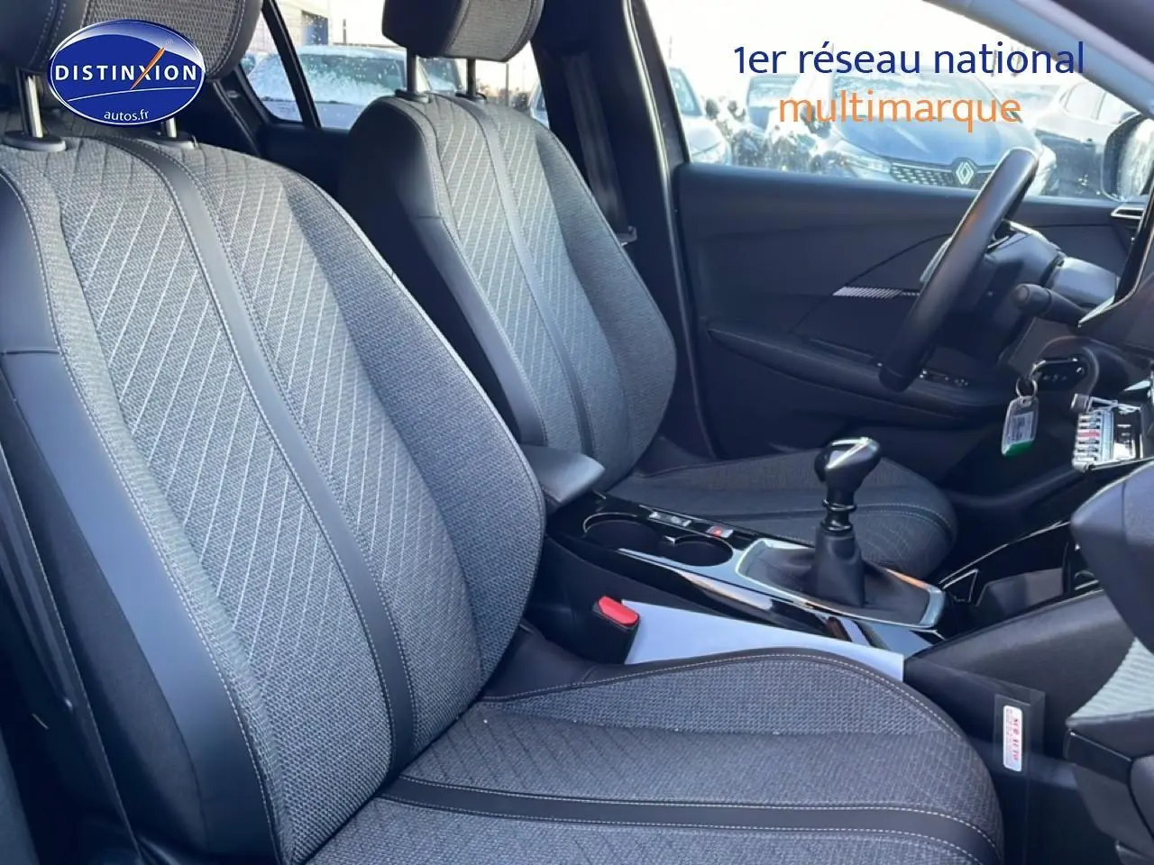 Vue intérieure côté gauche des sièges avant gris tissu et cuir de la Peugeot 208 1.2 100 allure avec boîte manuelle.