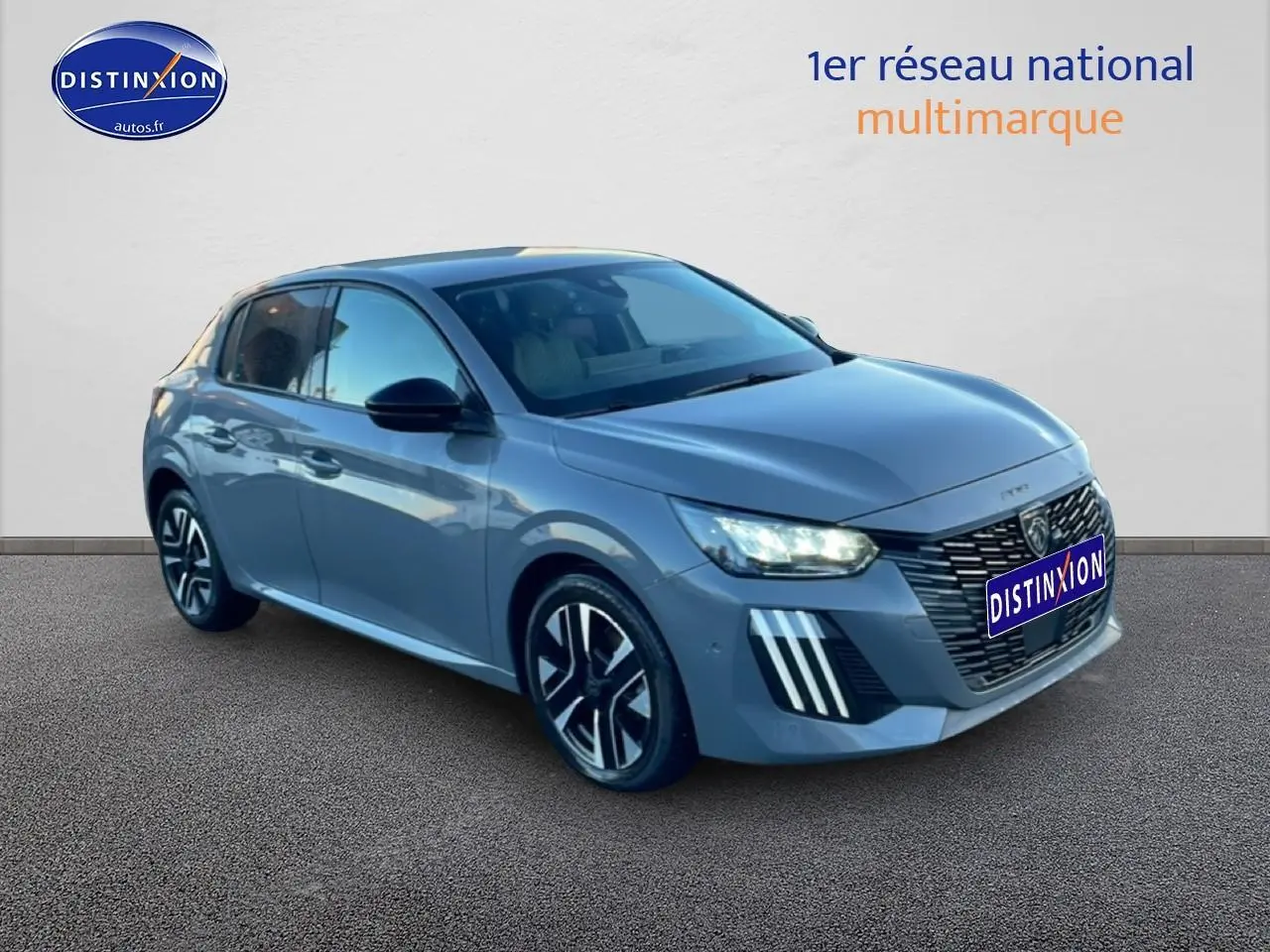 Peugeot 208 gris sellenium vue 3/4 avant droit avec phares LED et jantes alliage distinctives.