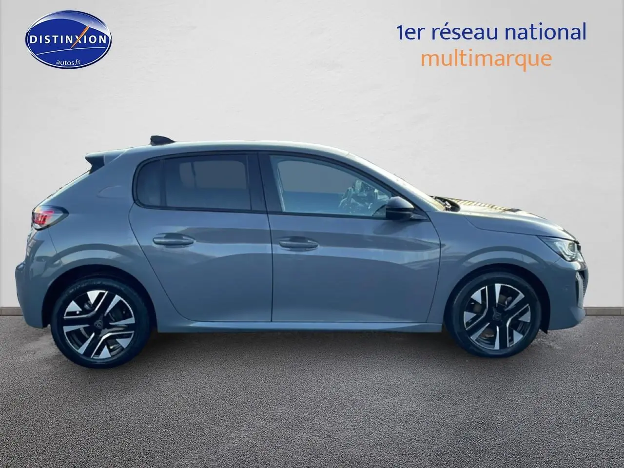 Profil droit d'une Peugeot 208 1.2 100 Allure gris Sélénite avec jantes alliage et vitres teintées.