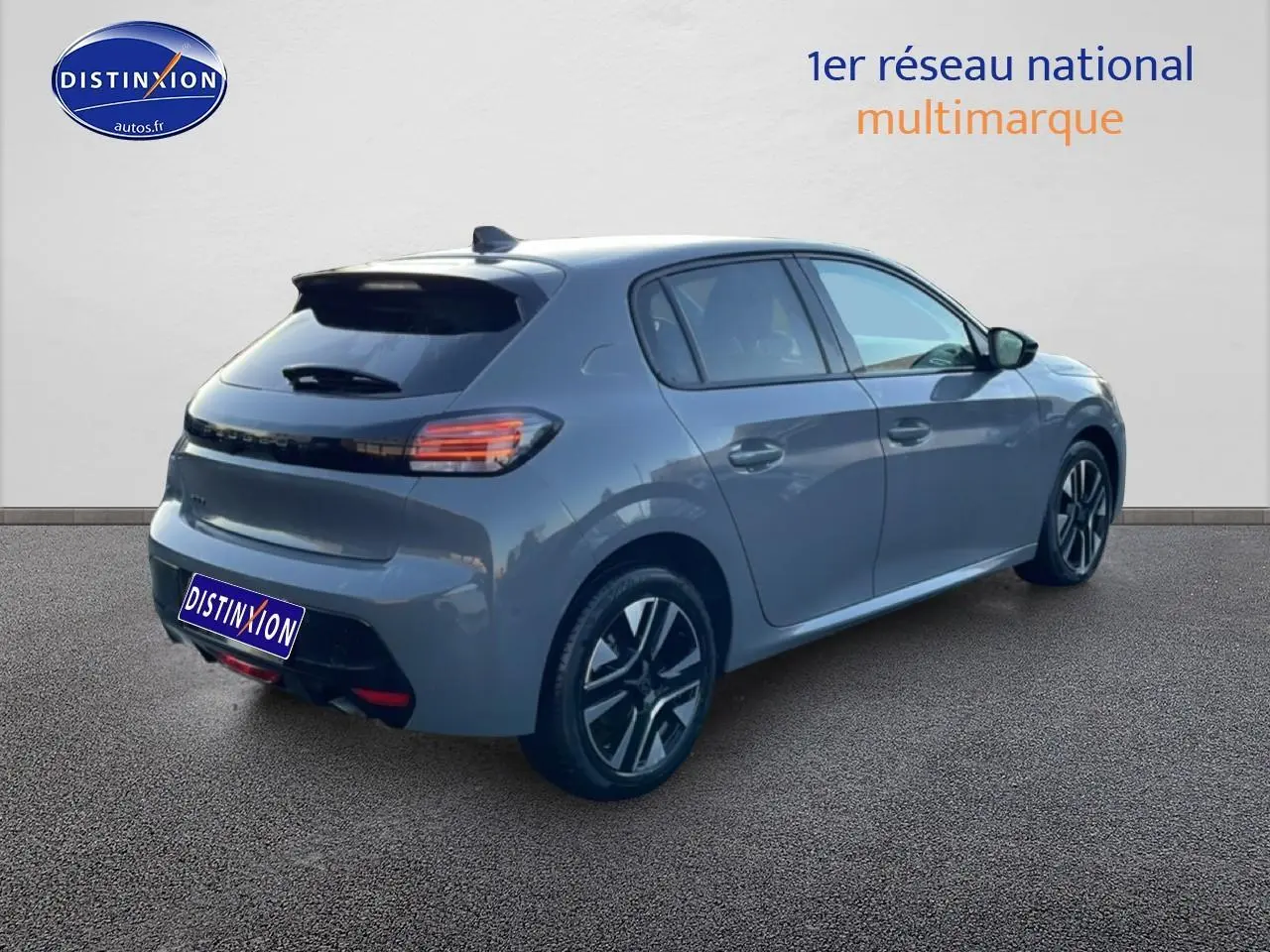 Vue 3/4 arrière droite d'une Peugeot 208 1.2 100 Allure gris Sélénite avec jantes alu et vitres teintées.