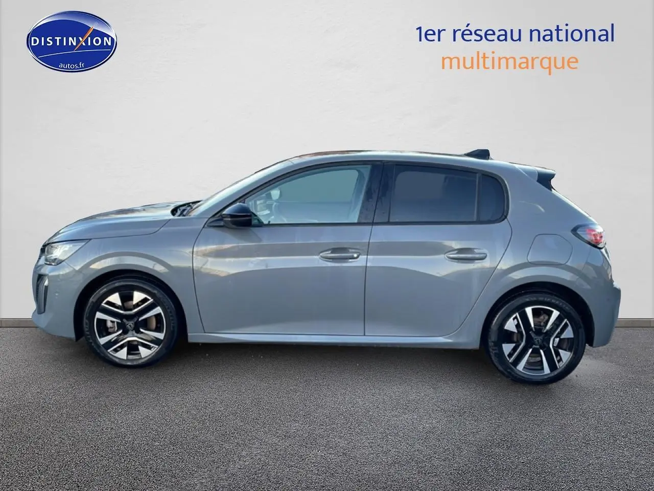 Profil côté gauche d'une Peugeot 208 1.2 100 Allure gris Sélénite avec jantes alliage et vitres teintées.