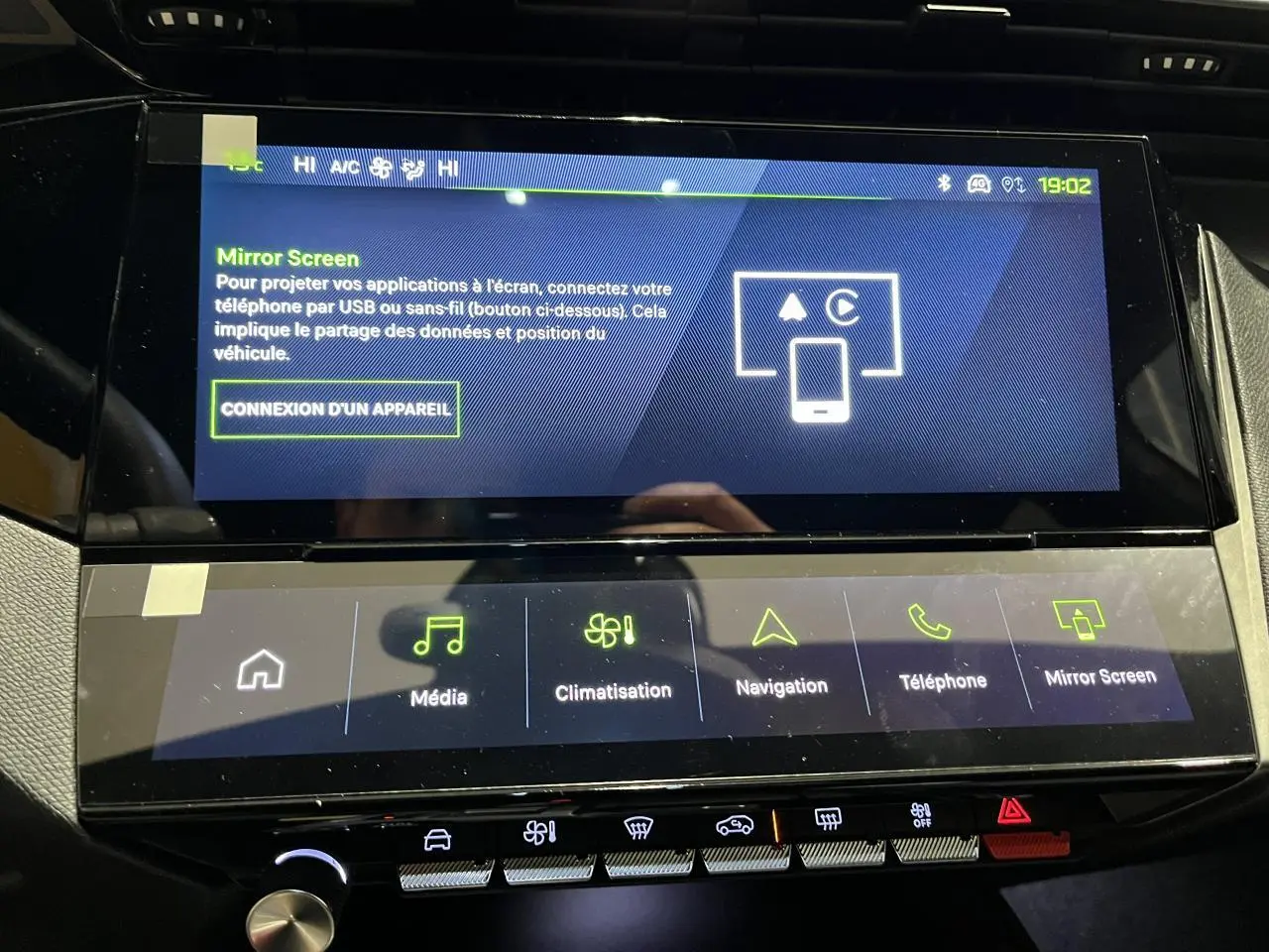 Écran tactile central intérieur de la Peugeot 308 2024 affichant le menu Mirror Screen et commandes multimédia.