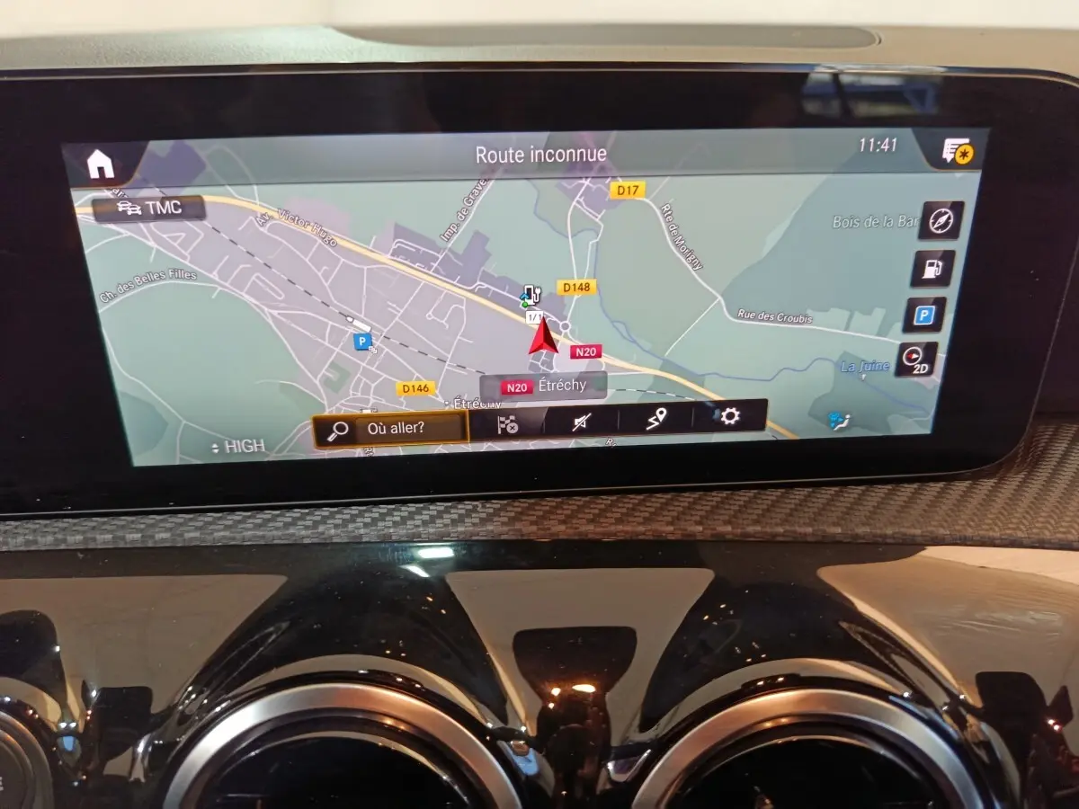 Écran tactile de navigation 10,3 pouces sur tableau de bord noir brillant d’une Mercedes Classe A bleu 2021.