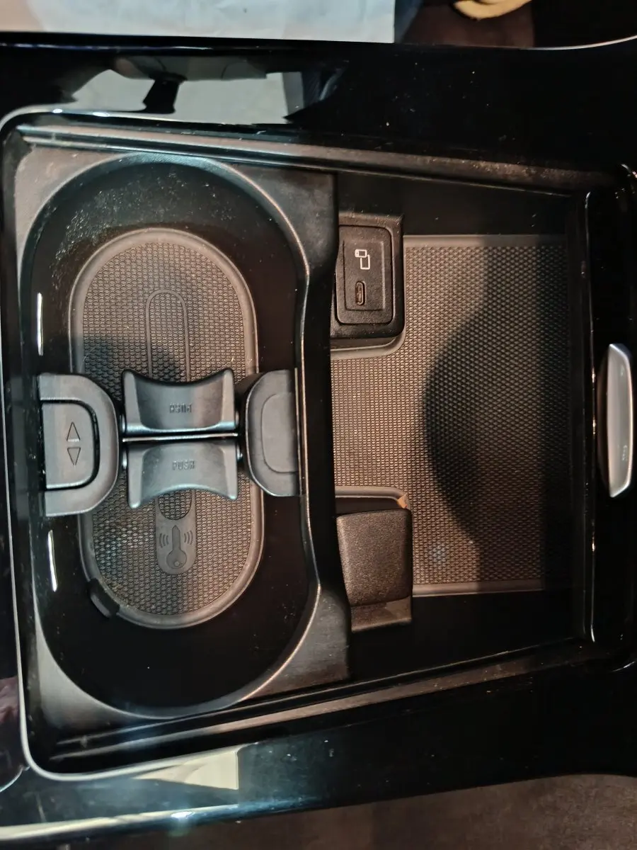 Vue rapprochée du compartiment central noir avec porte-gobelets et prise USB de la Mercedes Classe A A 250 e.