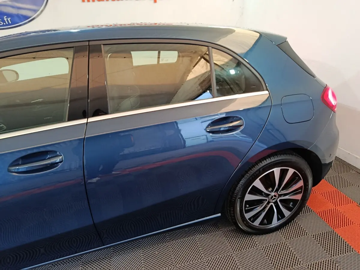 Vue latérale droite d'une Mercedes Classe A 250 e Business Line bleu métallisé avec jante alliage distinctive.