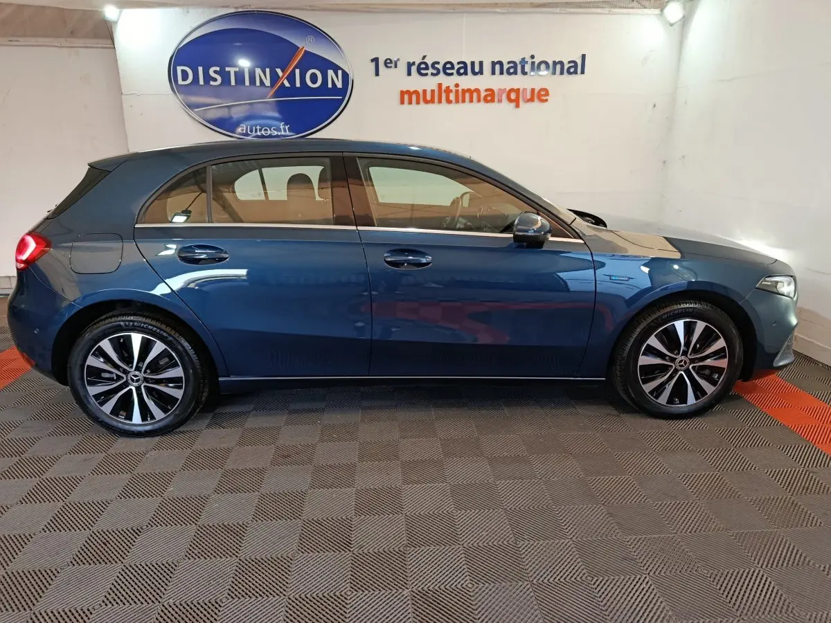 Vue latérale droite d'une Mercedes Classe A A 250 e Business Line bleu, hybride rechargeable, avec jantes alliage bicolores.