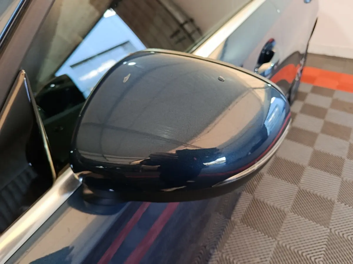 Gros plan sur le rétroviseur côté gauche bleu brillant de la Mercedes Classe A 250 e Business Line 2021.