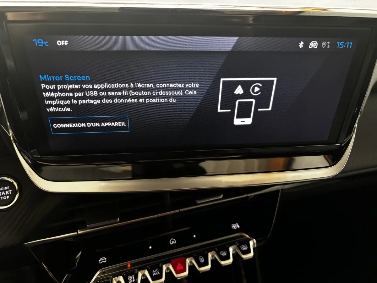 Vue rapprochée de l’écran tactile central et des commandes du tableau de bord du Peugeot 2008 Hybrid 145 e-DCS6 Allure 2025.