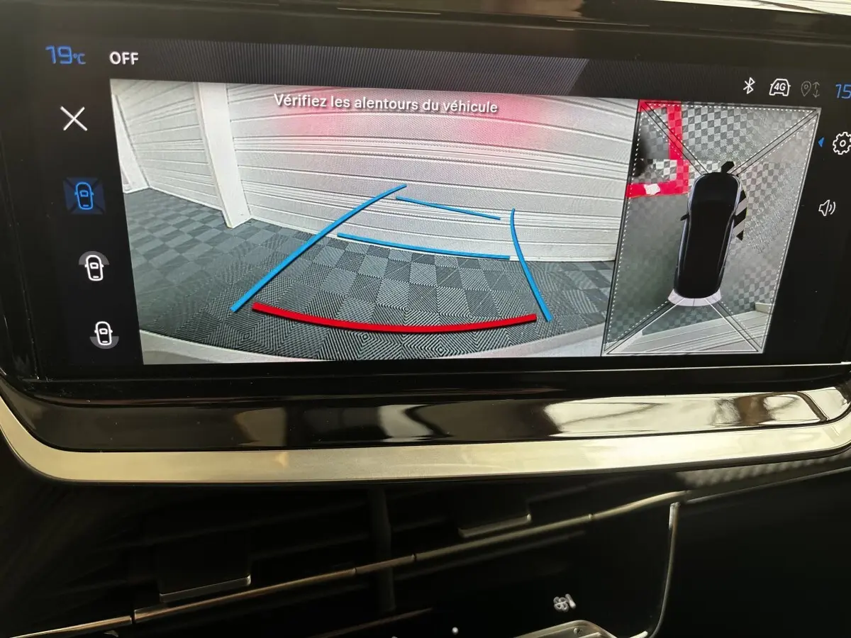 Écran tactile du Peugeot 2008 Hybrid 145 montrant la caméra de recul avec guidage et vue 360° intérieure.