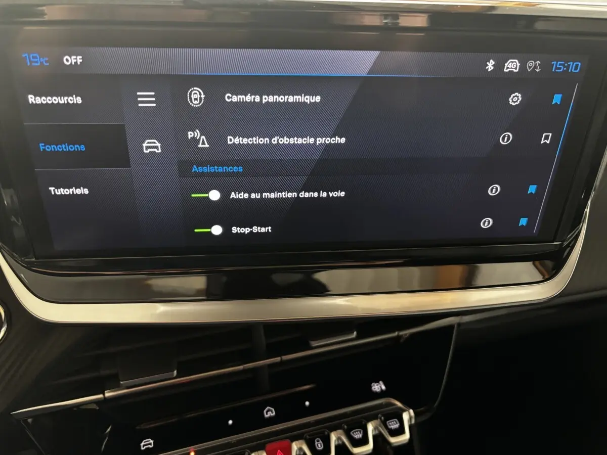 Écran tactile central affichant les aides à la conduite du Peugeot 2008 Hybrid 145 e-DCS6 Allure 2025.