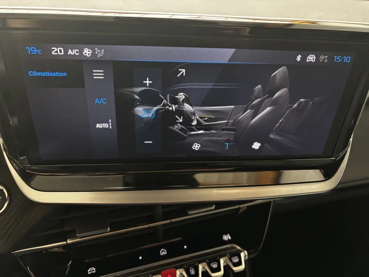 Écran tactile central affichant la climatisation du Peugeot 2008 Hybrid 145 e-DCS6 Allure, intérieur noir.