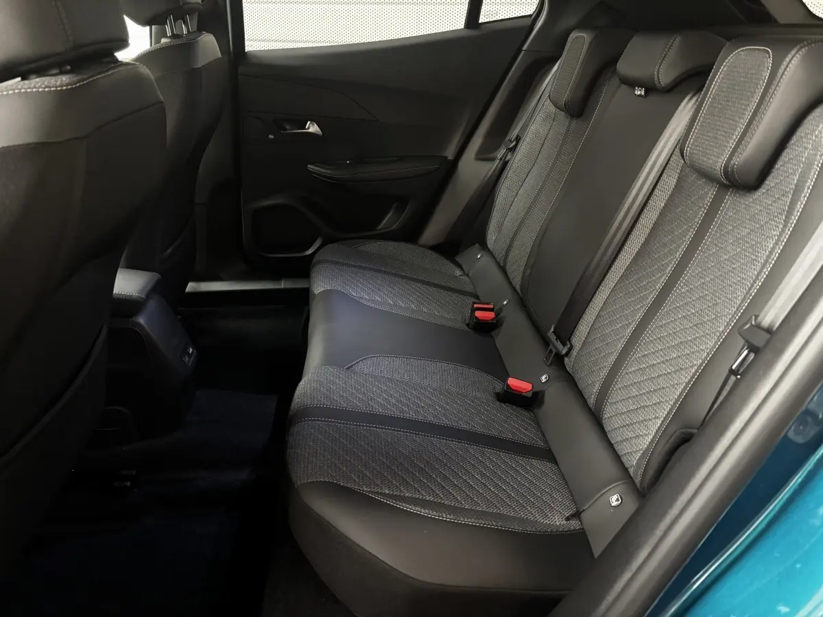 Vue côté droit des sièges arrière gris et noirs du Peugeot 2008 Hybrid 145 e-DCS6 Allure bleu 2025.