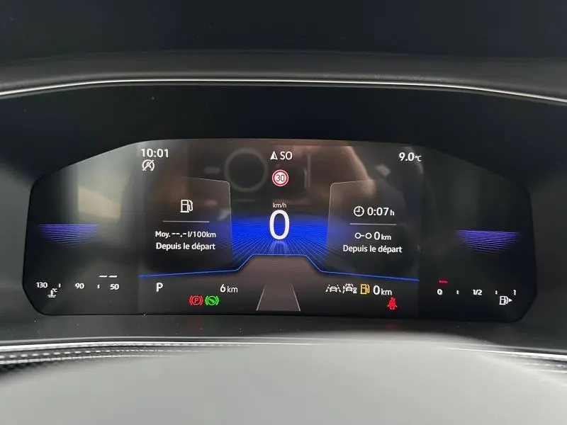 Affichage numérique du tableau de bord du Volkswagen T-Cross 2026, avec écran multifonction et indicateurs de conduite.