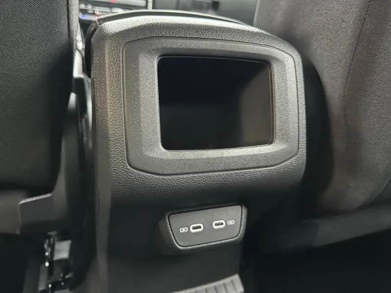 Vue rapprochée de la console arrière noire du Volkswagen T-Cross 2026 avec deux ports USB-C visibles.