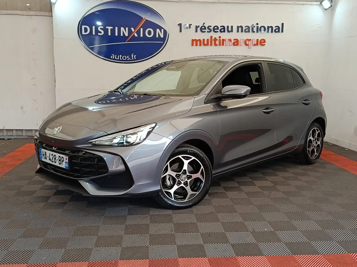 MG3 1.5L Hybrid+ Luxury gris foncé vue 3/4 avant droit en intérieur avec jantes distinctives et phares LED.