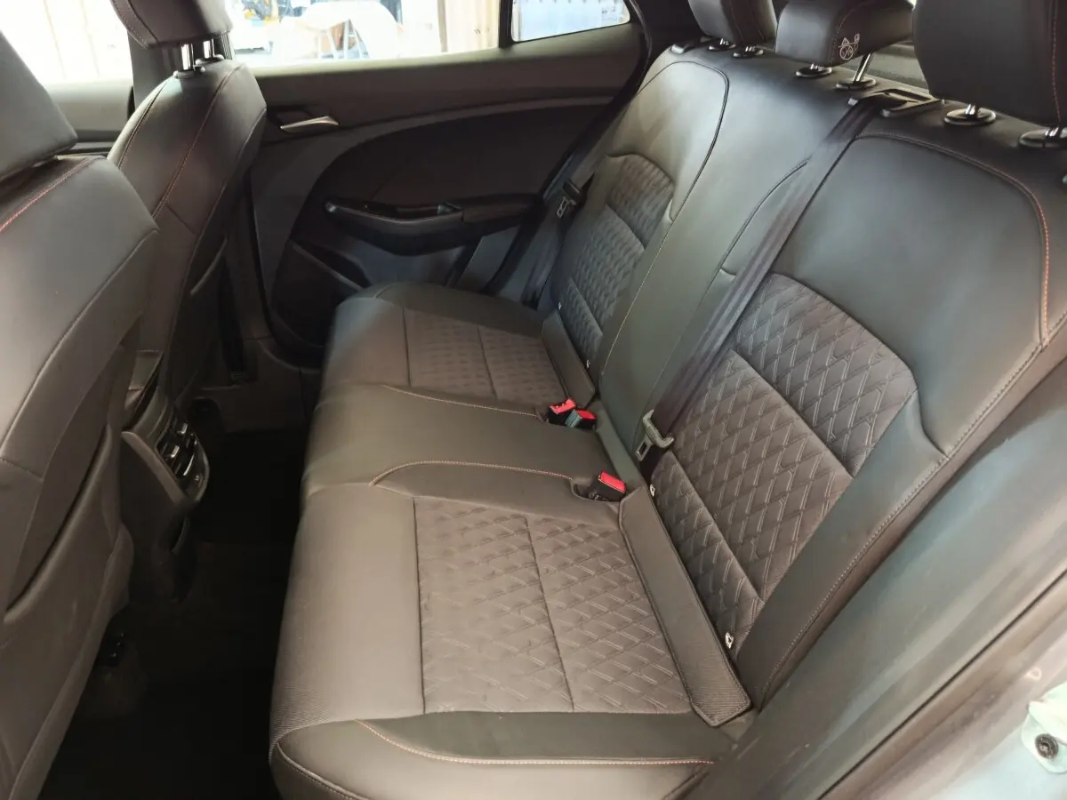 Vue intérieure côté droit sur la banquette arrière en cuir noir avec surpiqûres rouges du MG3 2024 gris foncé.