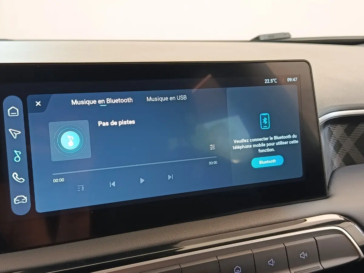 Écran tactile central affichant la musique Bluetooth dans l’habitacle du MG3 gris foncé, vue de face rapprochée.