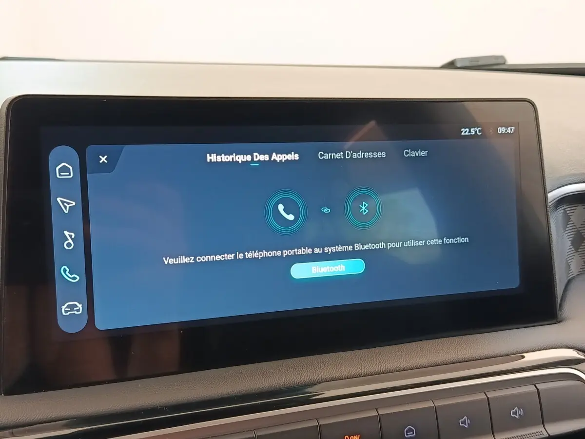 Vue intérieure du tableau de bord du MG3 2024 gris foncé, avec écran tactile multifonctions allumé affichant Bluetooth.