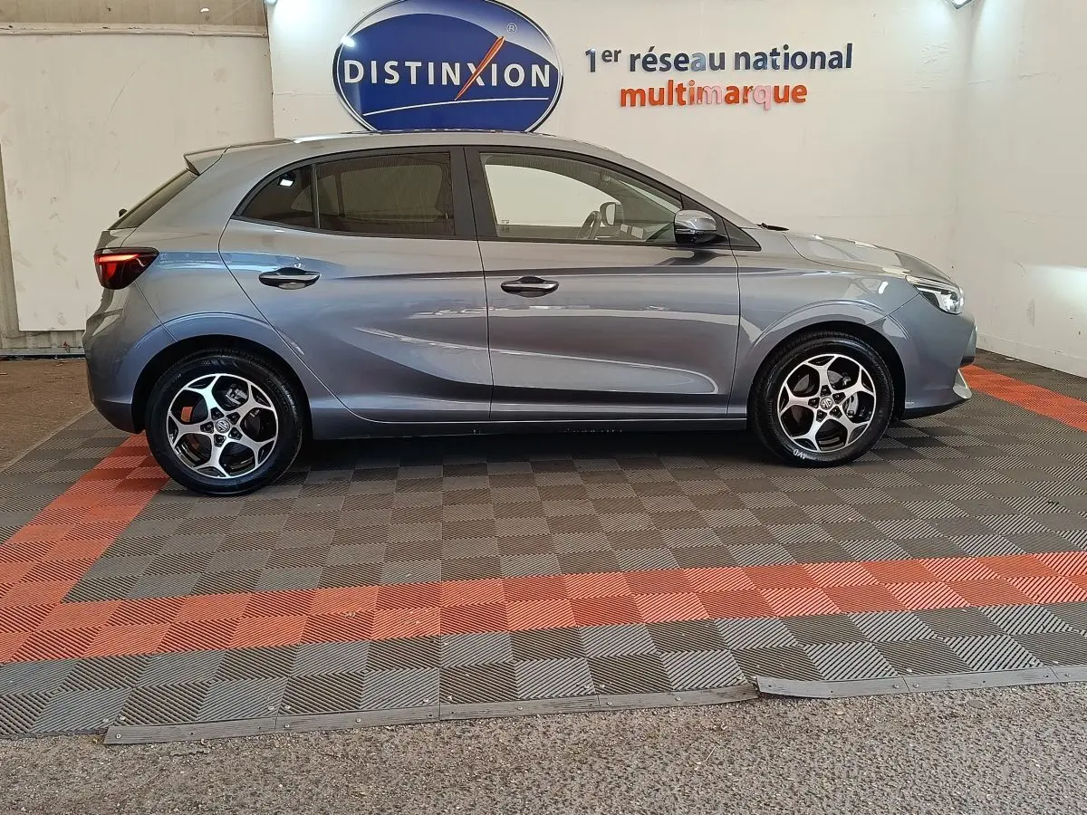 Vue latérale gauche d'une MG3 gris foncé 2024 garée en intérieur sur sol damier avec jantes alliage distinctives.