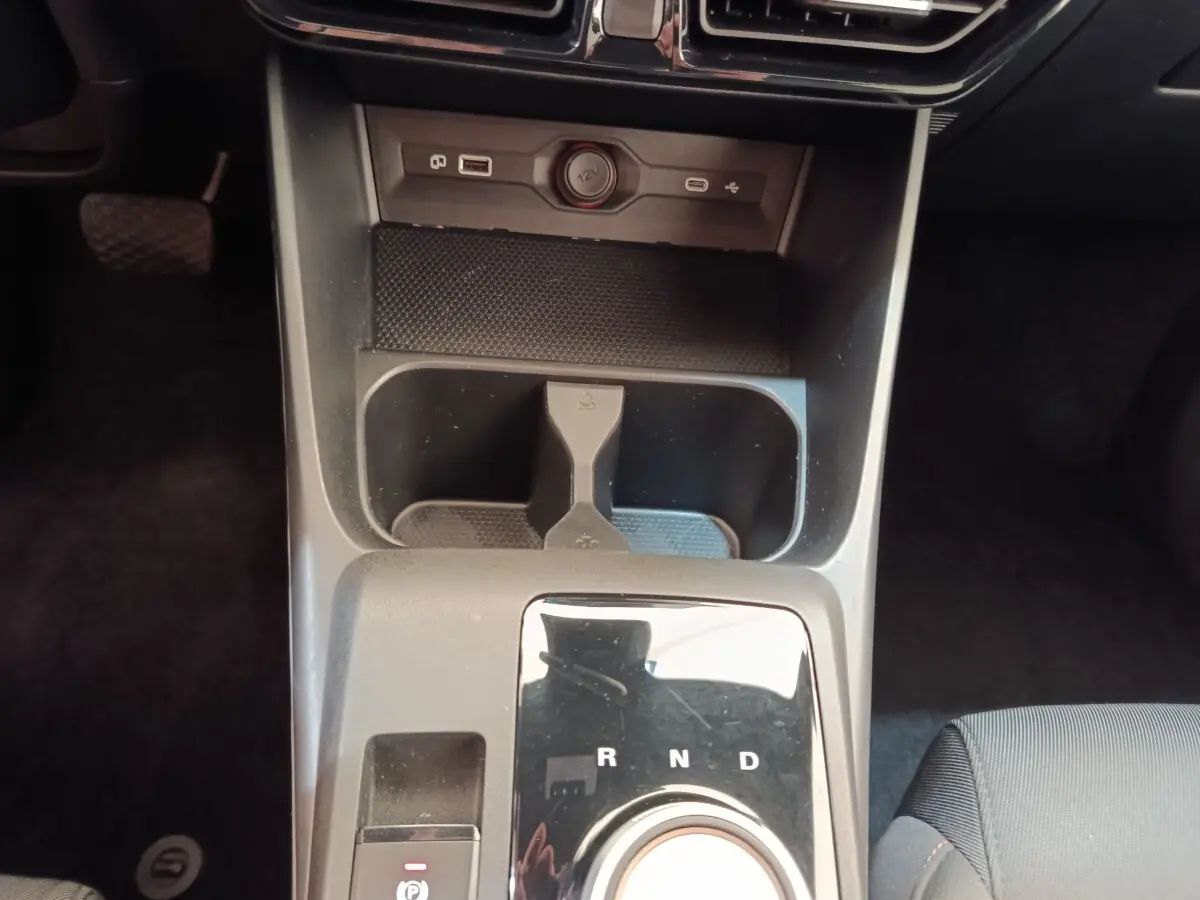Vue rapprochée de la console centrale du MG3 2024 gris foncé, avec sélecteur rotatif de boîte automatique et prises USB visibles.