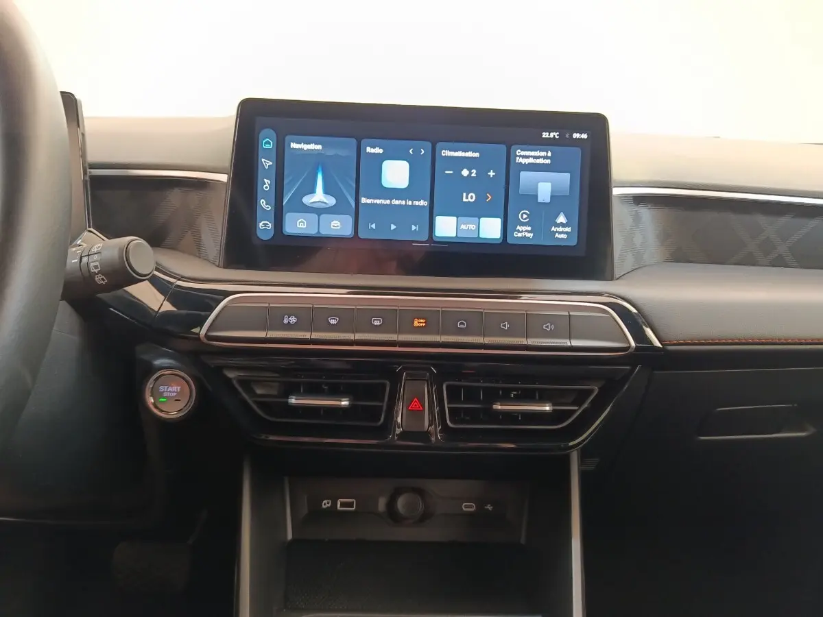 Vue intérieure centrée sur le tableau de bord noir du MG3 1.5L Hybrid+ Luxury avec écran tactile 10,25 pouces allumé.