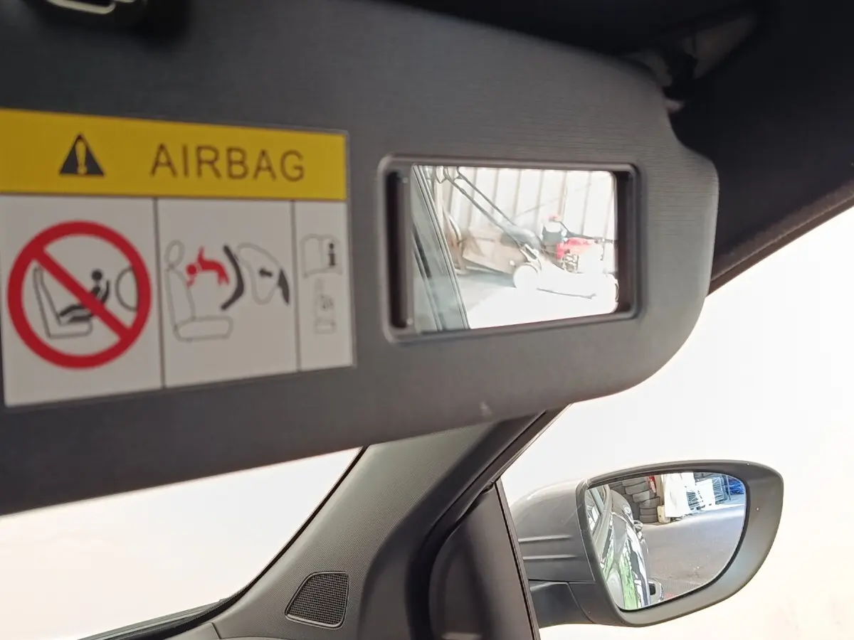 Rétroviseur extérieur droit et miroir de courtoisie du pare-soleil côté conducteur d’une MG3 gris foncé 2024.