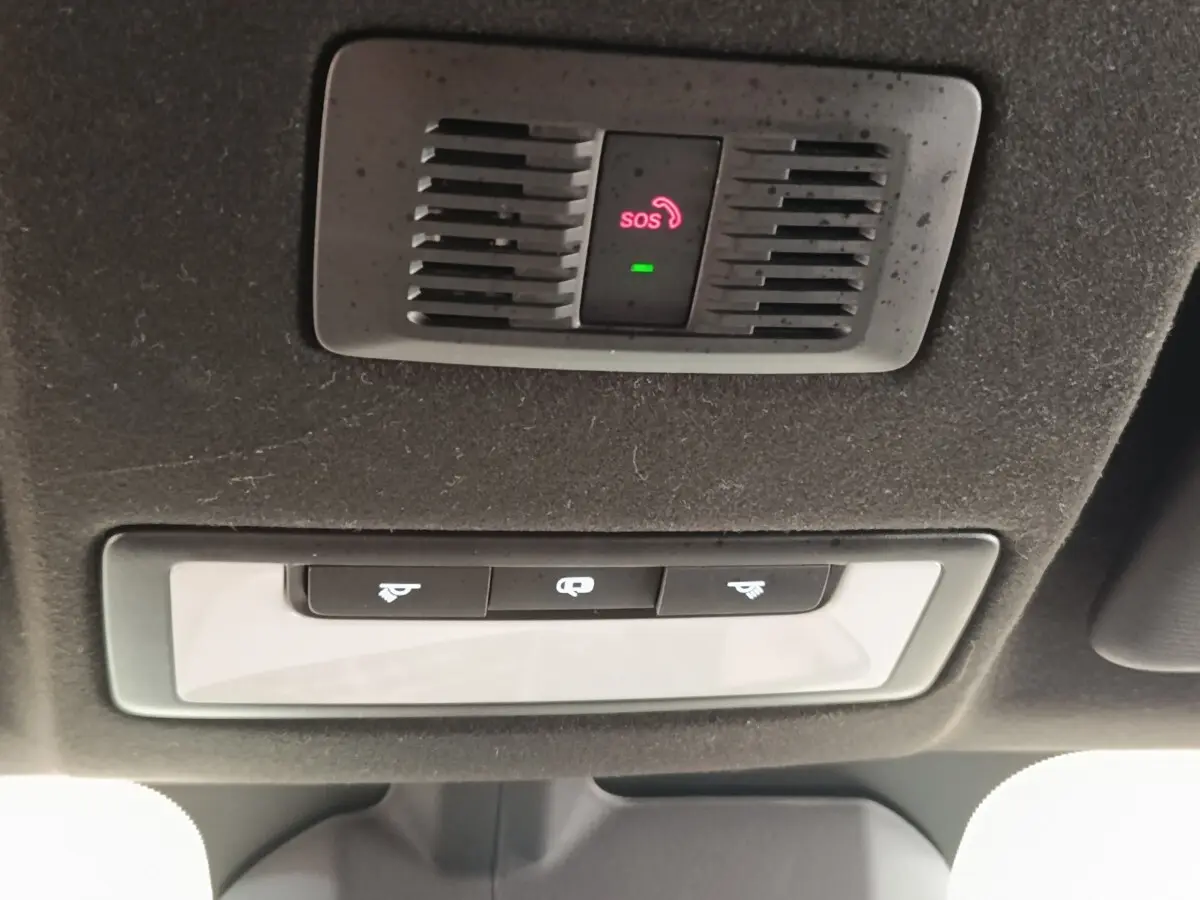 Vue intérieure du toit avec panneau de commande et bouton SOS illuminé en rouge sur MG3 gris foncé 2024.