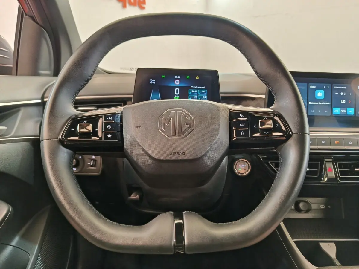 Vue frontale du volant cuir noir de la MG3 2024 avec commandes multifonctions et écran digital derrière.