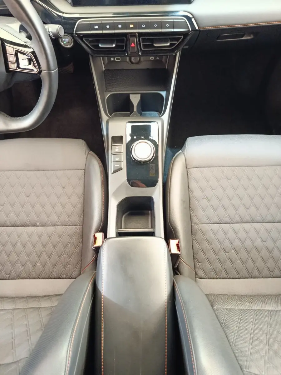 Vue plongeante sur la console centrale et les sièges gris foncé avec surpiqûres du MG3 1.5L Hybrid+ Luxury 2024.
