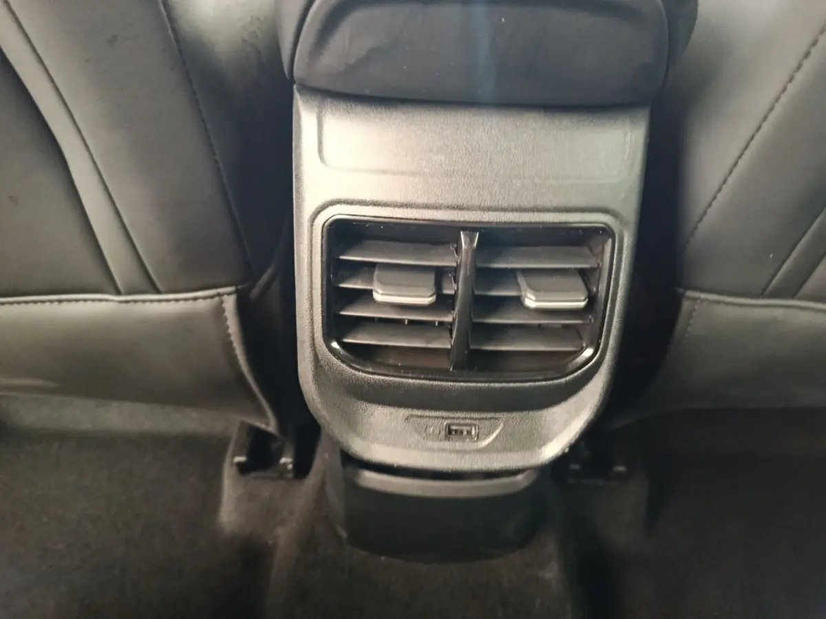 Gros plan sur la console arrière noire avec bouches d’aération et port USB du MG3 gris foncé 2024.