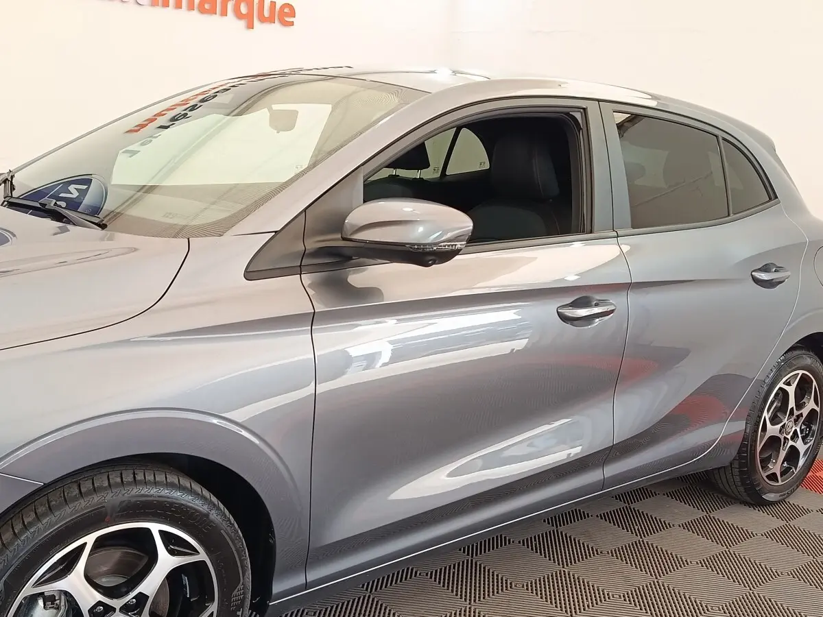 Vue côté gauche d'une MG3 gris foncé 2024, mettant en valeur les jantes alliage et les rétroviseurs électriques.