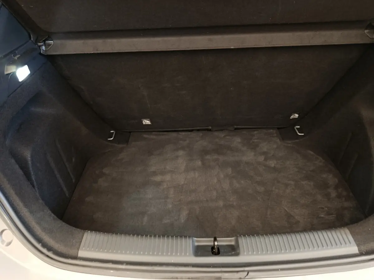 Coffre vide vu de face, intérieur noir, MG3 1.5L 195ch Hybrid+ Luxury gris foncé 2024.