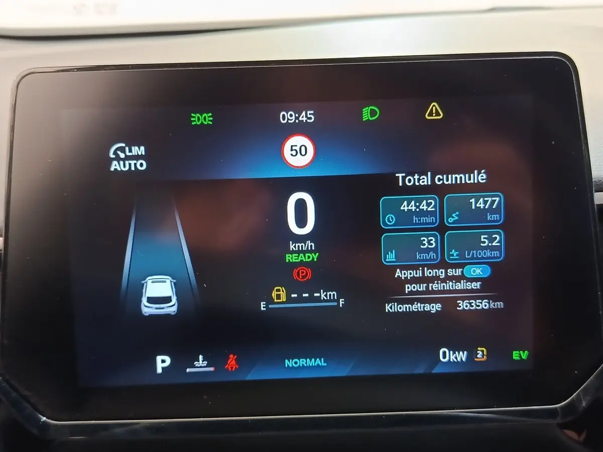 Affichage numérique du combiné d'instruments MG3 2024, montrant vitesse, autonomie et alertes en mode stationnaire.