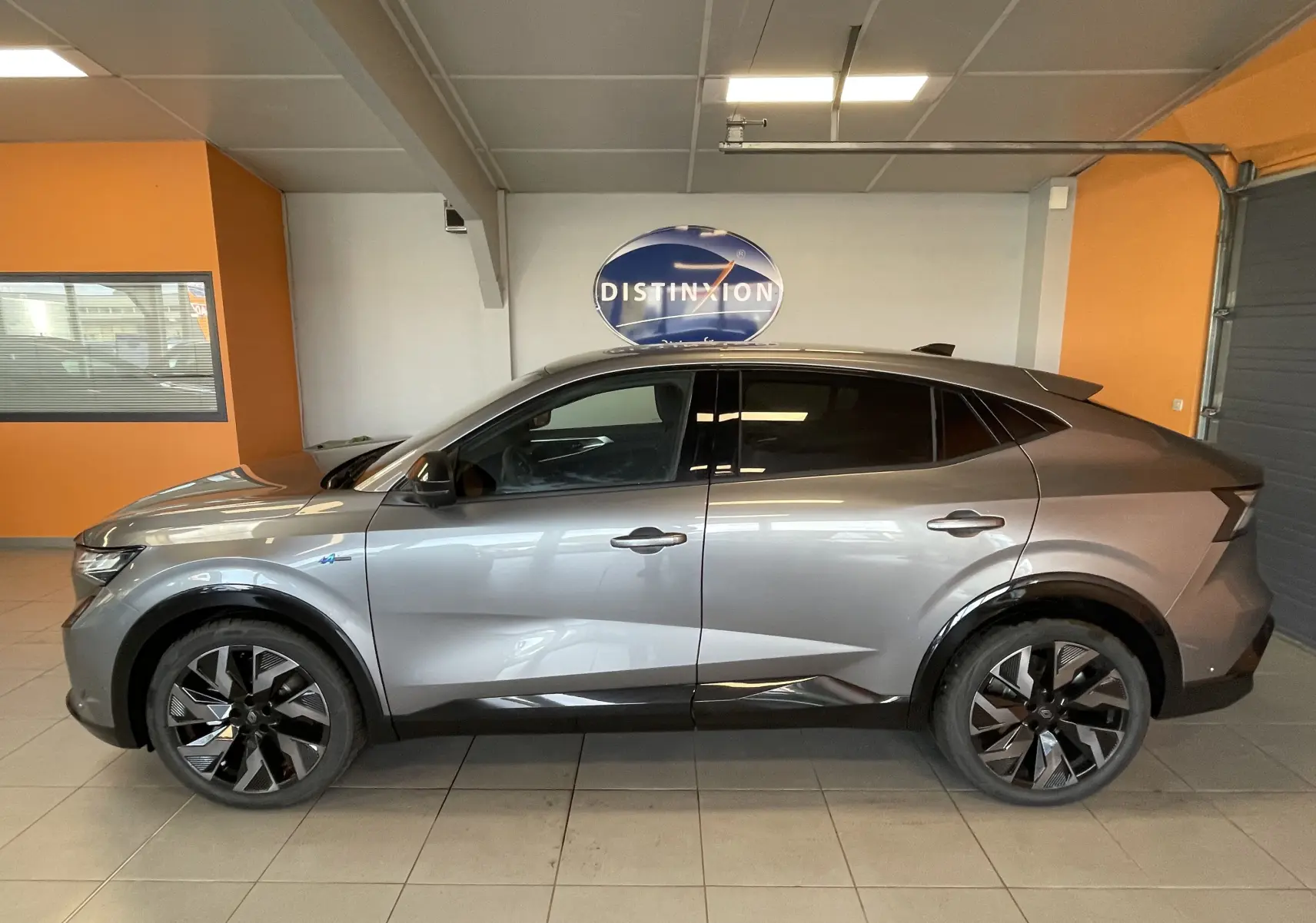 Profil côté gauche d'un Renault Rafale Esprit Alpine E-Tech 200 gris schiste en hybride essence, roues alliage distinctives.