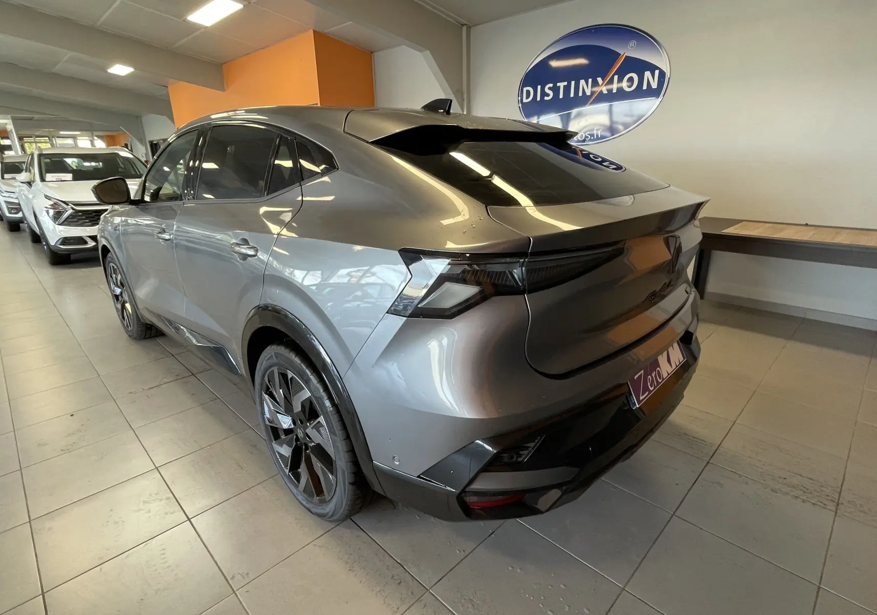 Vue 3/4 arrière droite de la Renault Rafale Esprit Alpine gris shiste, soulignant ses feux LED et jantes noires.