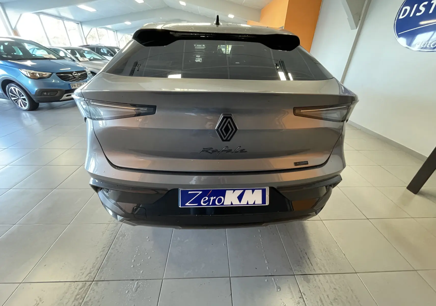 Vue arrière d'une Renault Rafale Esprit Alpine gris shiste, avec feux arrière fins et logo central distinctif.