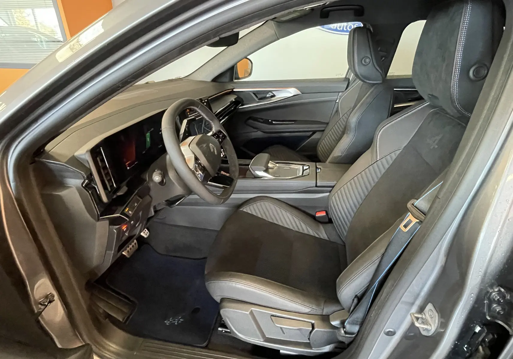 Intérieur avant droit de la Renault Rafale Esprit Alpine E-Tech 200 gris schiste, sièges sport en cuir et alcantara noirs.