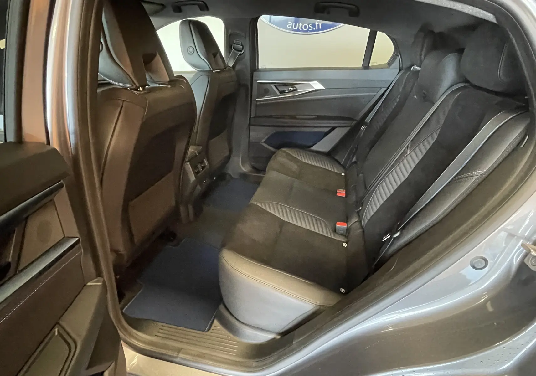Vue côté droit de l'habitacle arrière gris shiste du Renault Rafale Esprit Alpine E-Tech 200 avec sièges noirs en tissu et alcantara.
