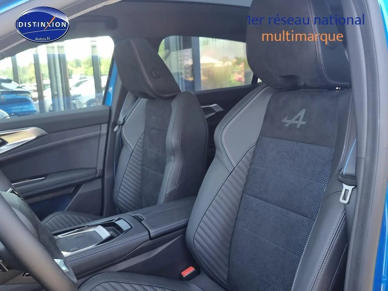 Vue intérieure côté conducteur du Renault Rafale bleu sommet, sièges sport avec logo Alpine brodé sur l'appui-tête.