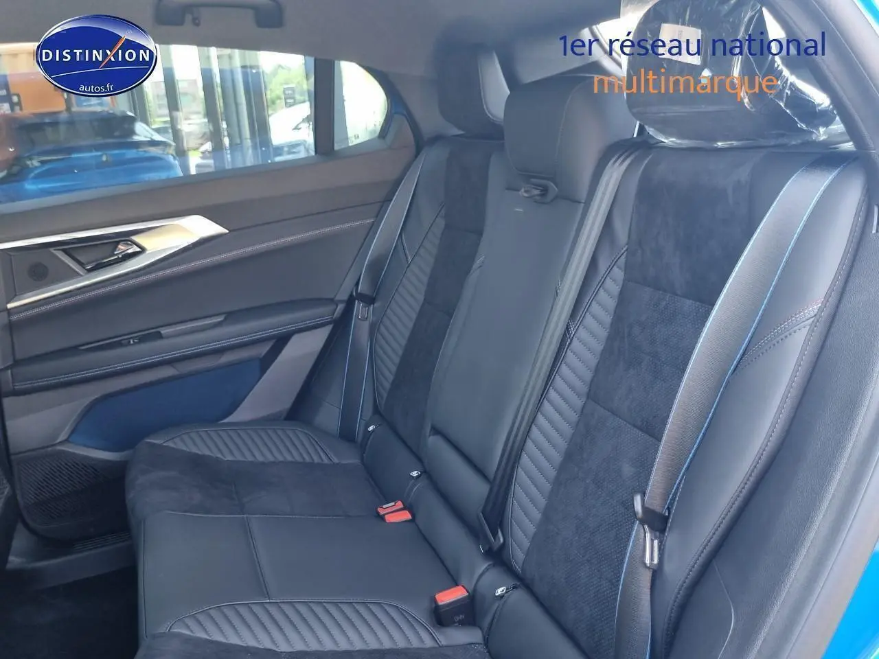 Vue latérale intérieure des sièges arrière en cuir noir et alcantara du Renault Rafale bleu sommet 2025 esprit alpine.