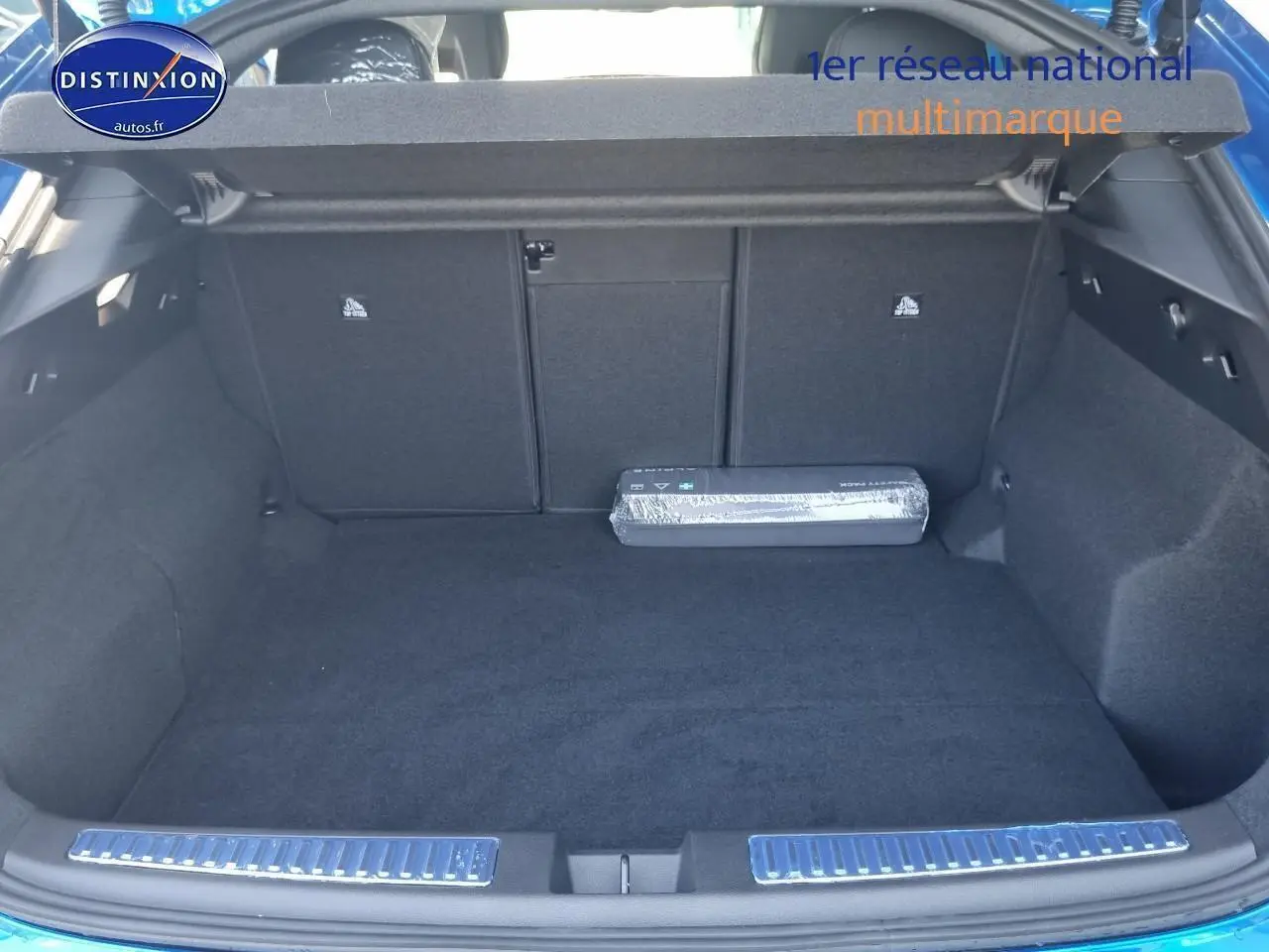 Coffre ouvert de la Renault Rafale bleu sommet 2025, montrant un espace de chargement propre et spacieux.